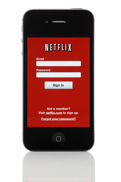 netflix войти-apple iphone 4 - apple com стоковые фото и изображения