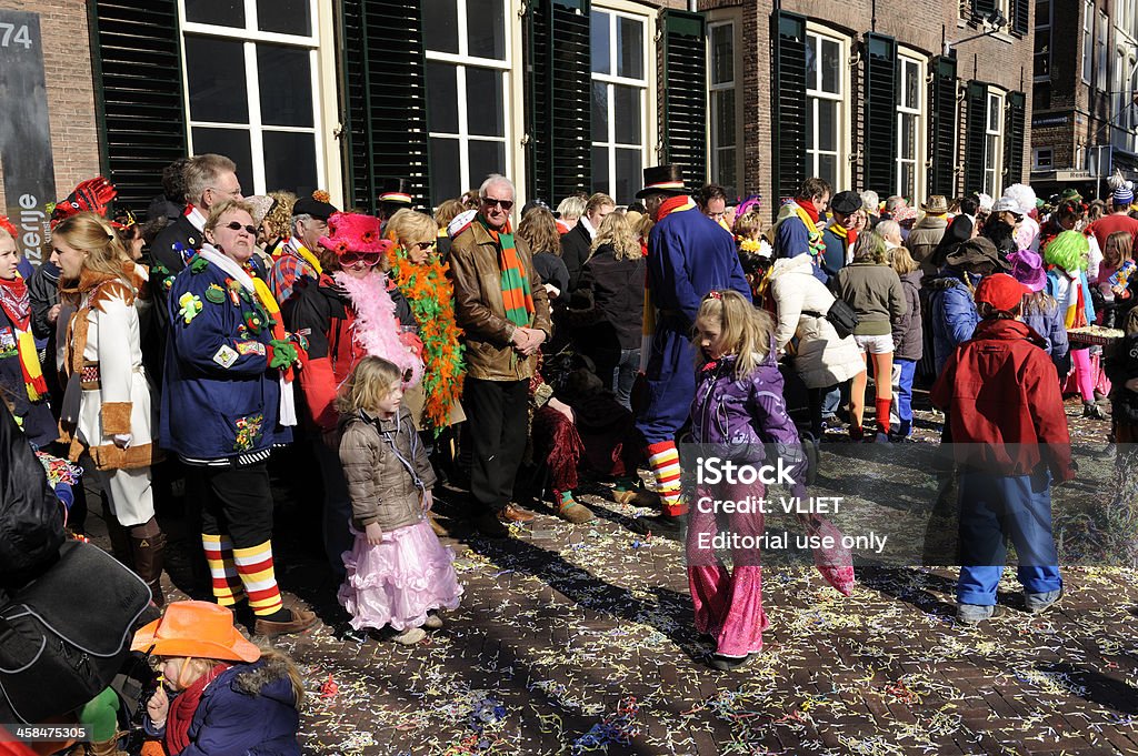 Farbenfrohe Menschen zu beobachten der jährlichen FASCHINGSPARADE in's-Hertogenbosch - Lizenzfrei Karneval - Feier Stock-Foto