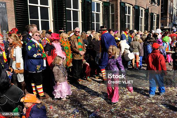 Farbenfrohe Menschen Zu Beobachten Der Jährlichen Faschingsparade Inshertogenbosch Stockfoto und mehr Bilder von Karneval - Feier