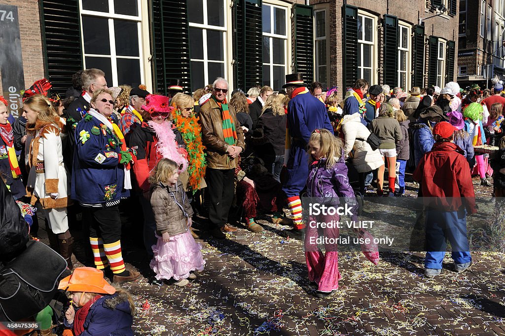 Colorato persone guardare la parata di Carnevale annuale in s Hertogenbosch - Foto stock royalty-free di Carnevale - Festività pubblica