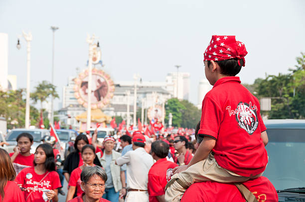 udd (camisa vermelha) políticas protestos em bangcoc, tailândia - protest editorial people travel locations - fotografias e filmes do acervo