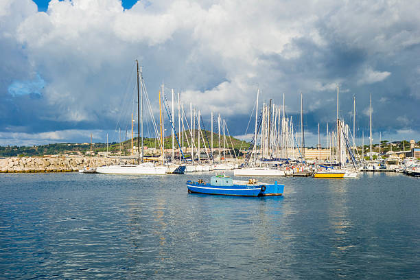 pozzuoli гавань с парусные лодки - ischia island campania nautical vessel harbor стоковые фото и изображения