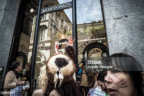 Animalisti Italiani Protesta Contra Septem Semana De La Moda De Milán Foto de stock y más banco de imágenes de 2013