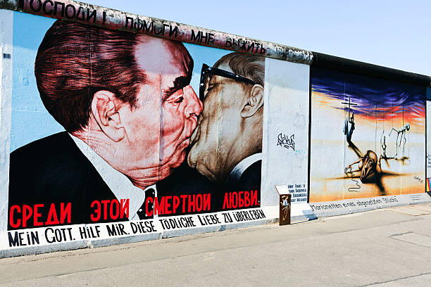 east side gallery del muro di berlino, germania - berlin wall foto e immagini stock