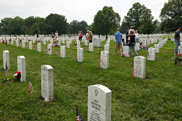 アーリントン国立墓地で記念日 - arlington national cemetery virginia cemetery american flag ストックフォトと画像