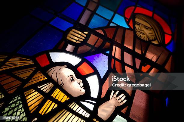 Baby Jesus Em Um Administrador De Vitral - Fotografias de stock e mais imagens de Presépio - Presépio, Vitral, Arte, Cultura e Espetáculo