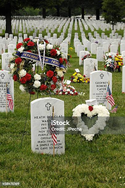 Foto de Cemitério Nacional De Arlington No Memorial Day e mais fotos de stock de Arlington - Virgínia - Arlington - Virgínia, Bandeira, Bandeira Norte-Americana
