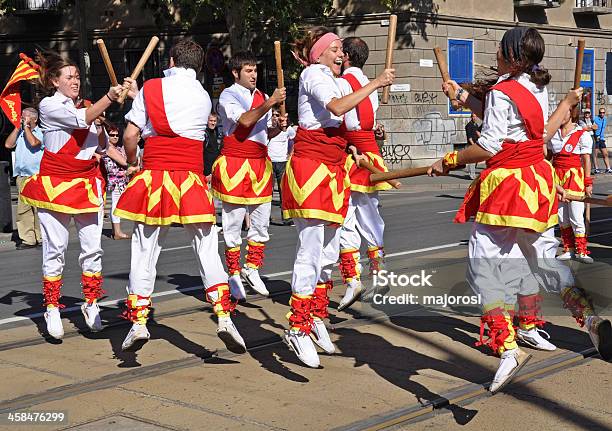 Dançarinos De Carnaval Na Flor - Fotografias de stock e mais imagens de Adulto - Adulto, Amarelo, Ao Ar Livre