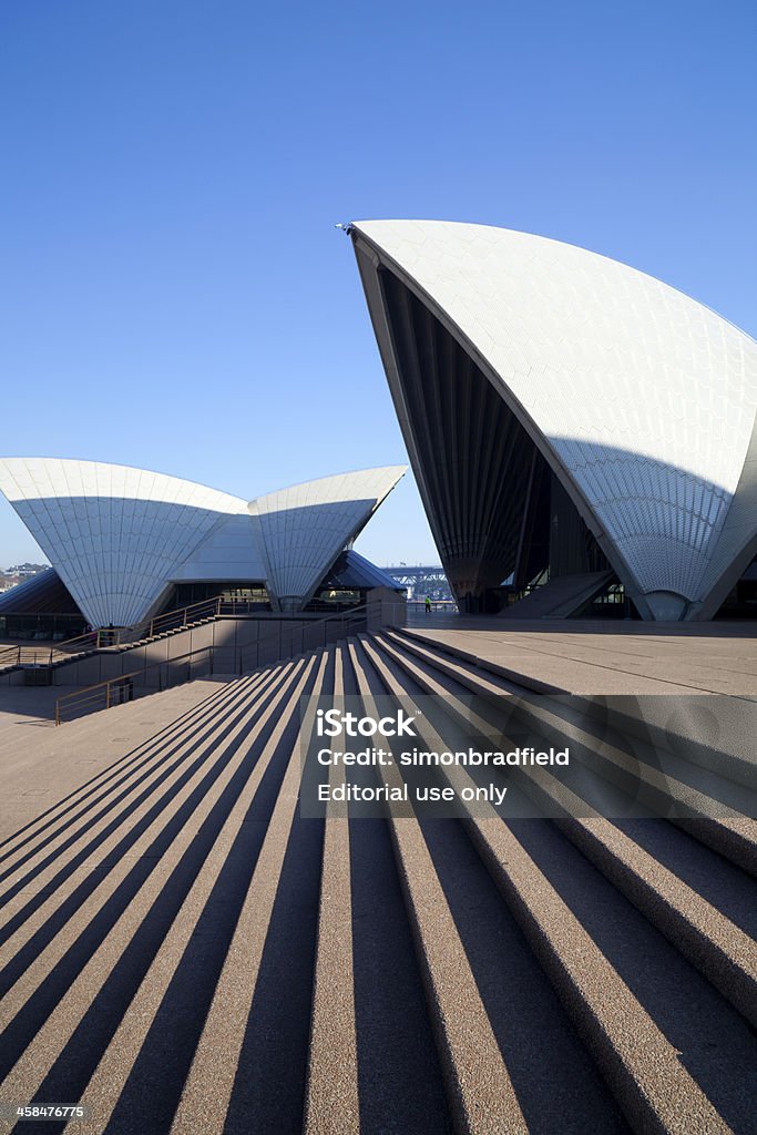 A pasos del Teatro de la ópera de Sydney - Foto de stock de Teatro de la Ópera de Sydney libre de derechos