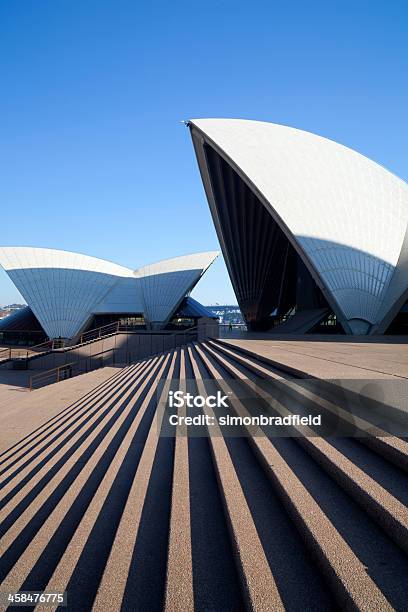 A Pasos Del Teatro De La Ópera De Sydney Foto de stock y más banco de imágenes de Teatro de la Ópera de Sydney - Teatro de la Ópera de Sydney, Australia, Cielo despejado