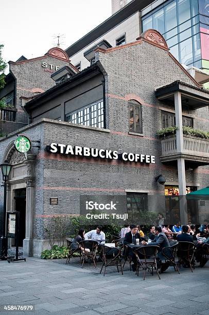Photo libre de droit de Starbucks À Shanghai banque d'images et plus d'images libres de droit de Activités sociales après le travail - Activités sociales après le travail, Affaires, Bâtiment vu de l'extérieur
