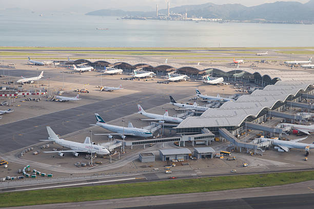 hong kong international airport - named airline fotografías e imágenes de stock