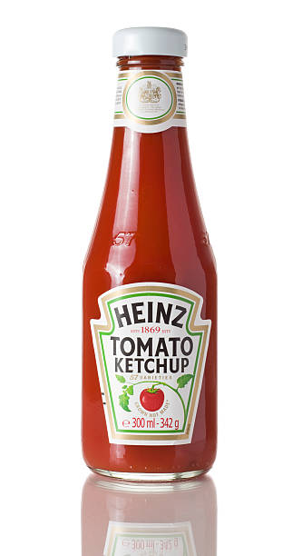 vidro de garrafa de heinz catchup de tomate em um fundo branco - ketchup brand name isolated on white isolated - fotografias e filmes do acervo