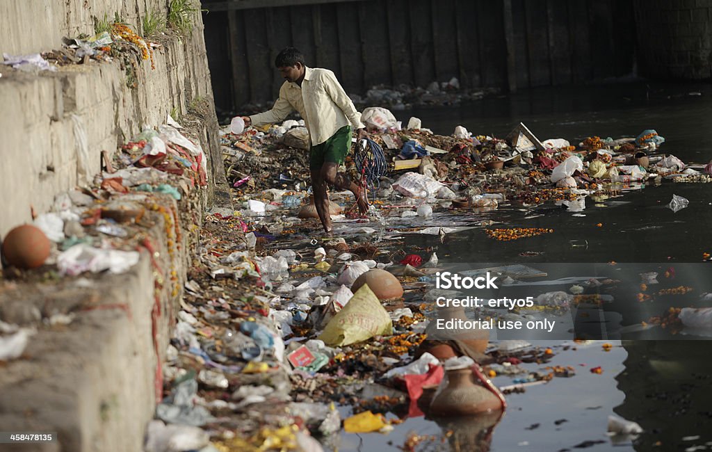 Indian labourer gromadzi śmieci - Zbiór zdjęć royalty-free (Skażenie)