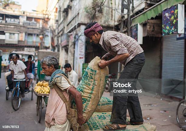 Indian Landarbeiter Handgepäck Sacks Stockfoto und mehr Bilder von Aktiver Senior - Aktiver Senior, Alt-Delhi, Alter Erwachsener