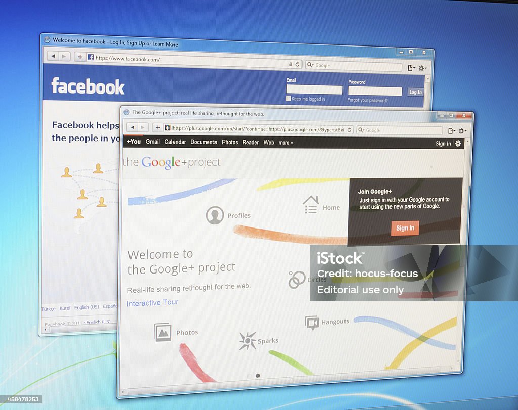 Facebook e Google web sites no ecrã do computador - Royalty-free .com Foto de stock