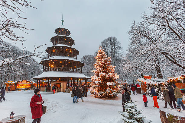 рождественский рынок на английский сад, мюнхен - englischer garten стоковые фото и изображения