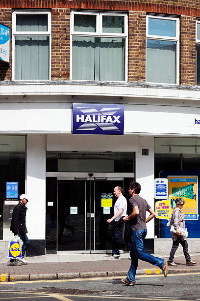 fuera del banco halifax - named financial services company fotografías e imágenes de stock