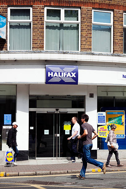 fora do halifax bank - named financial services company - fotografias e filmes do acervo