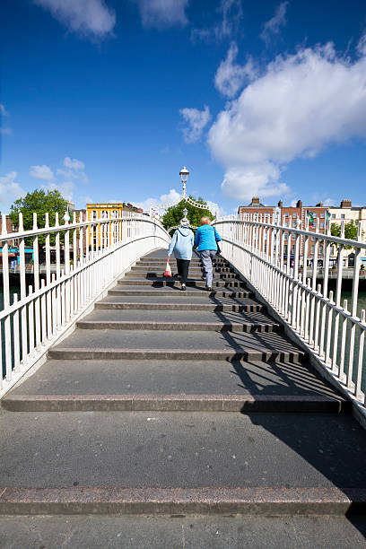 ha'penny bridge - dublin ireland republic of ireland hapenny bridge temple bar - fotografias e filmes do acervo