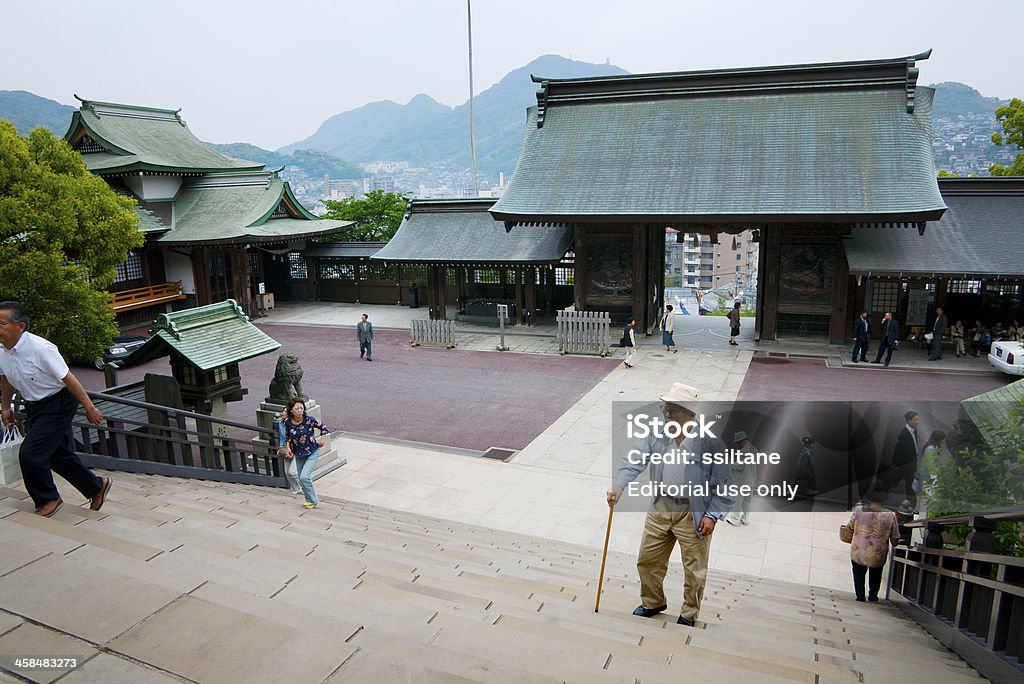 Japanese homem subindo escadas para Templo Shinto - Foto de stock de Adulto royalty-free