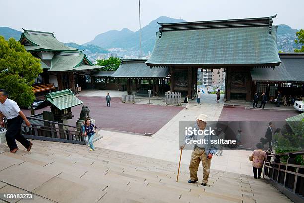 Foto de Japanese Homem Subindo Escadas Para Templo Shinto e mais fotos de stock de Adulto - Adulto, Cultura Japonesa, Dia