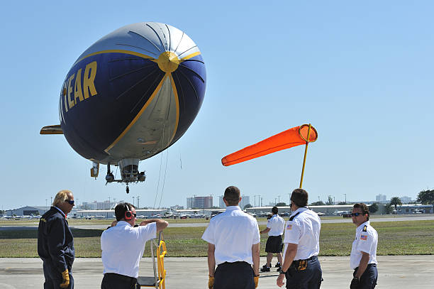 goodyear ballon dirigeable préparer à la terre - goodyear blimp photos et images de collection