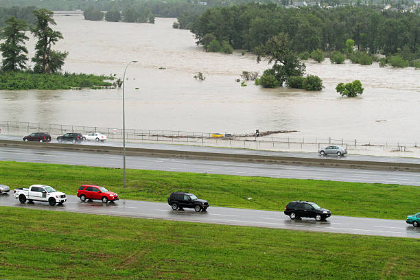 calgary difusión de 2013 - calgary street flood alberta fotografías e imágenes de stock