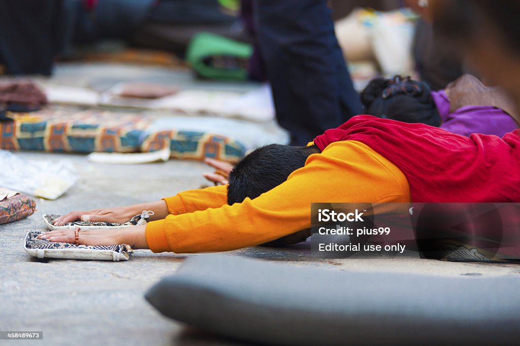 티베트인 Prostrating Outstretch 암즈 평편 육상용 - 로열티 프리 거리 스톡 사진