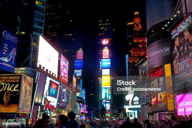 Tłumy Na Times Square Nocą - zdjęcia stockowe i więcej obrazów Fotografika - Fotografika, Horyzontalny, Kierunki podróży