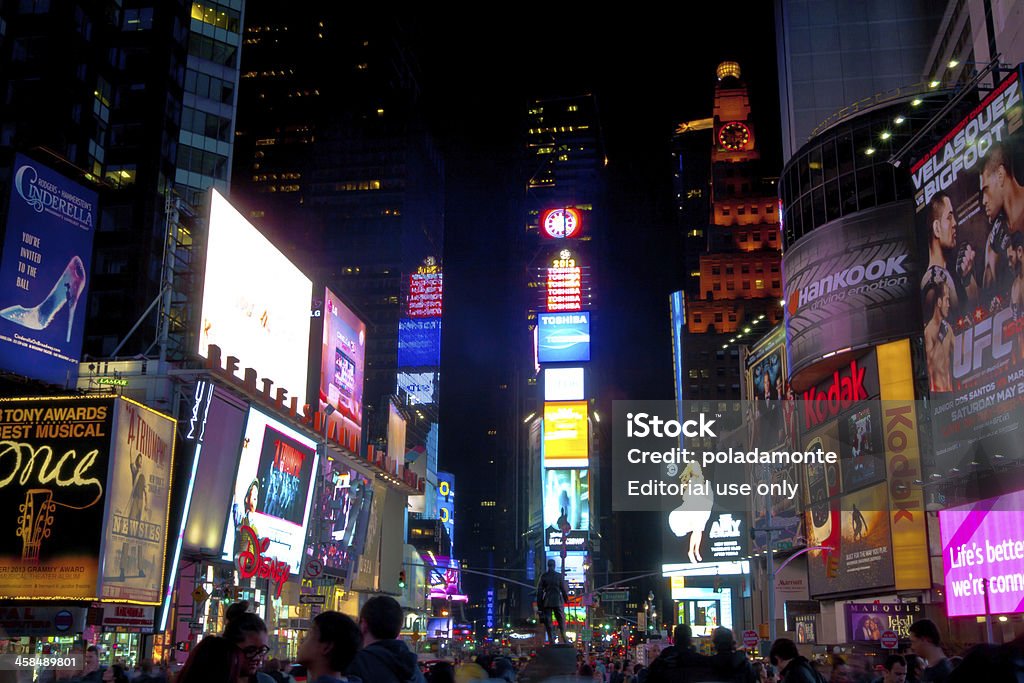 Толпа на Таймс-сквер в ночное время - Стоковые фото Горизонтальный роялти-фри
