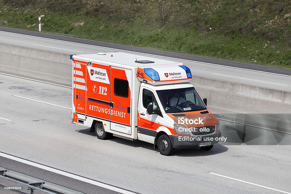 Deutsche Rettungswagen von Hilfsdienst maltese flag - Lizenzfrei Asphalt Stock-Foto