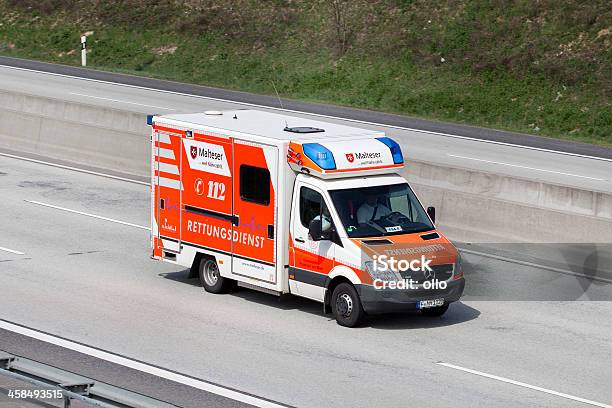 Deutsche Rettungswagen Von Hilfsdienst Maltese Flag Stockfoto und mehr Bilder von Asphalt