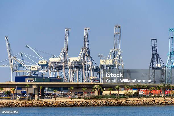 Recipiente Cranes Blanco Grande Foto de stock y más banco de imágenes de California - California, Puerto de Long Beach, Acero