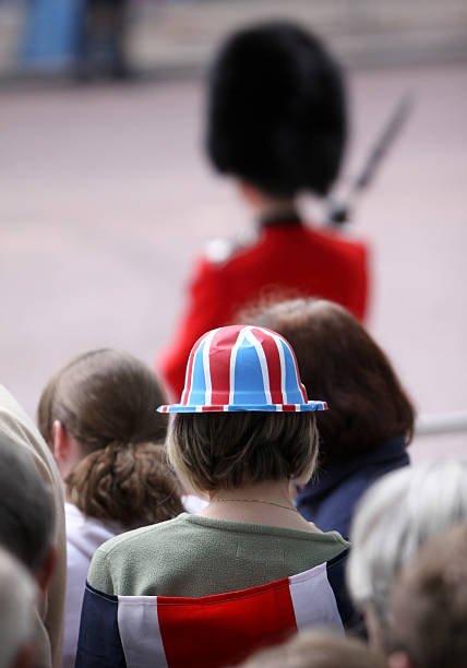 ロイヤルウェディング 2011 年にロンドン,英国 - crowd nobility wedding british flag ストックフォトと画像