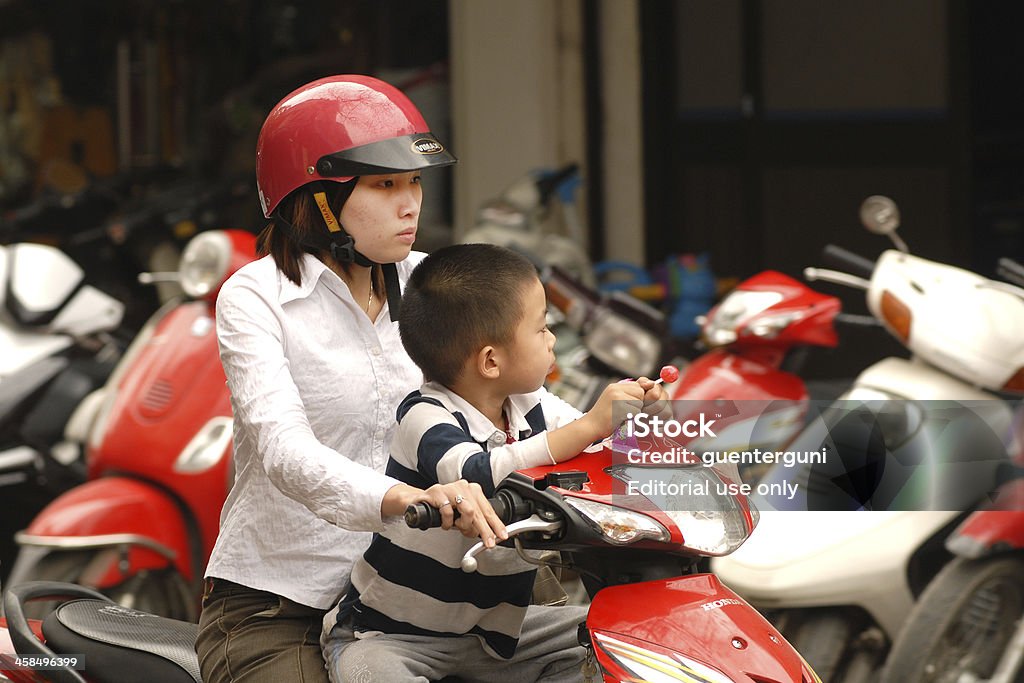 Mãe e filho sentado na Lambreta, Hanói, Vietname - Royalty-free Adulto Foto de stock