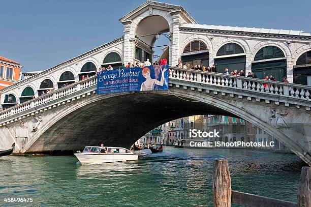 Foto de Ponte De Rialto Abrange Todo O Grand Canal Em Veneza e mais fotos de stock de Barco de passageiros