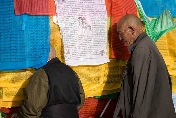 tibetano oración flags. - tibet tibetan culture buddhism writing fotografías e imágenes de stock