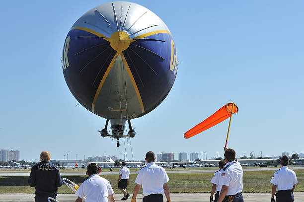goodyear ballon dirigeable préparer à la terre - goodyear blimp photos et images de collection