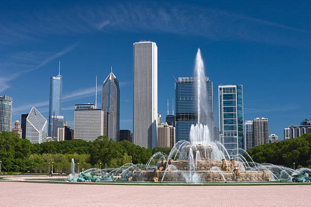 Chicago’s Buckingham Fountain Chicago, Unites States - May 18, 2009: Located in the center of Grant Park along ChicagoAAAAAs lakefront, Buckingham Fountain is one of the largest fountains in the world and in operation since itAAAAAs dedication in 1927.  Inspired by the Latona Fountain at Versailles, this Chicago landmark was a gift to the city by Kate Buckingham in memory of her brother.  Operating from April to October with a water show every 20 minutes, the fountain contains 1,500,000 gallons of water and uses more than 14,000 gallons per minute are pushed through 193 jets. aon center chicago photos stock pictures, royalty-free photos & images