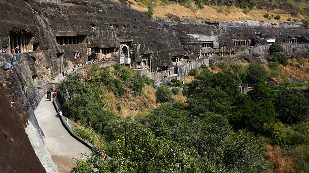 les touristes visiter cave de sculptures dans les grottes ajanta - asia buddha buddhism carving photos et images de collection