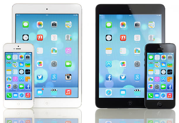 nouveau ios 7 écran sur iphone 5 deux & ipad mini - ipad mini white smart phone concepts photos et images de collection