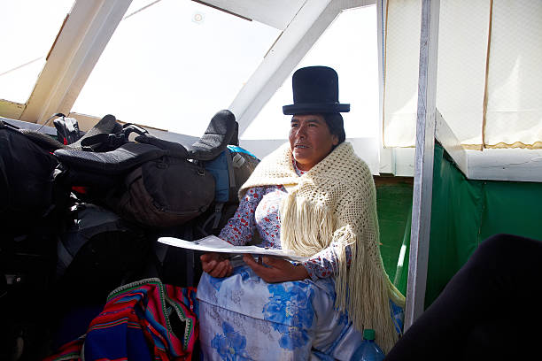 bolivianische frau in traditioneller kleidung - bolivia copacabana bolivian ethnicity lake titicaca stock-fotos und bilder