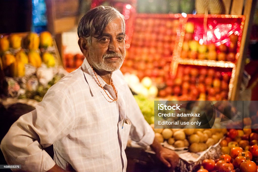 Homem indiano à espera que os clientes na Banca de produção - Royalty-free Negócios Foto de stock