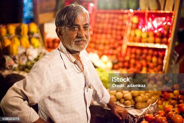 Homem Indiano À Espera Que Os Clientes Na Banca De Produção - Fotografias de stock e mais imagens de Negócios