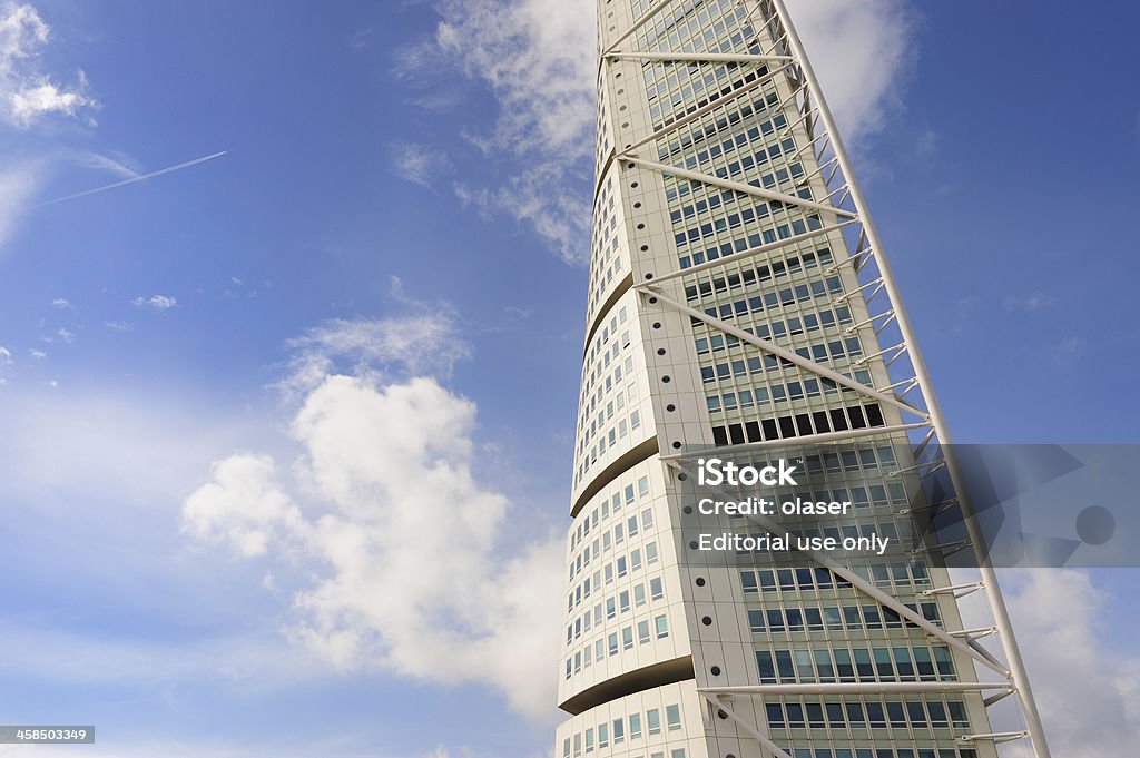 Перекрученные небо Скребок с высокой посадкой - Стоковые фото Архитектура роялти-фри