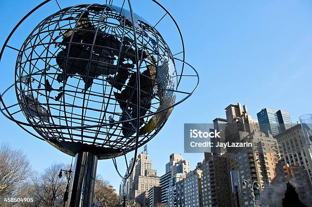 Photo libre de droit de Globe Structure Au Rondpoint Columbus Circle Et De Cityscape À New York banque d'images et plus d'images libres de droit de 59ème rue