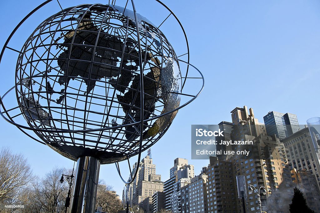 Globo estrutura na Columbus Circle com vista da cidade, cidade de Nova York - Foto de stock de Arranha-céu royalty-free