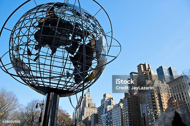 Foto de Globo Estrutura Na Columbus Circle Com Vista Da Cidade Cidade De Nova York e mais fotos de stock de Arranha-céu