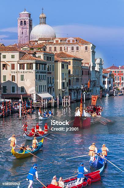 Foto de Colorido Desfile De Navios Antigos O Grande Canal De Veneza e mais fotos de stock de 2013
